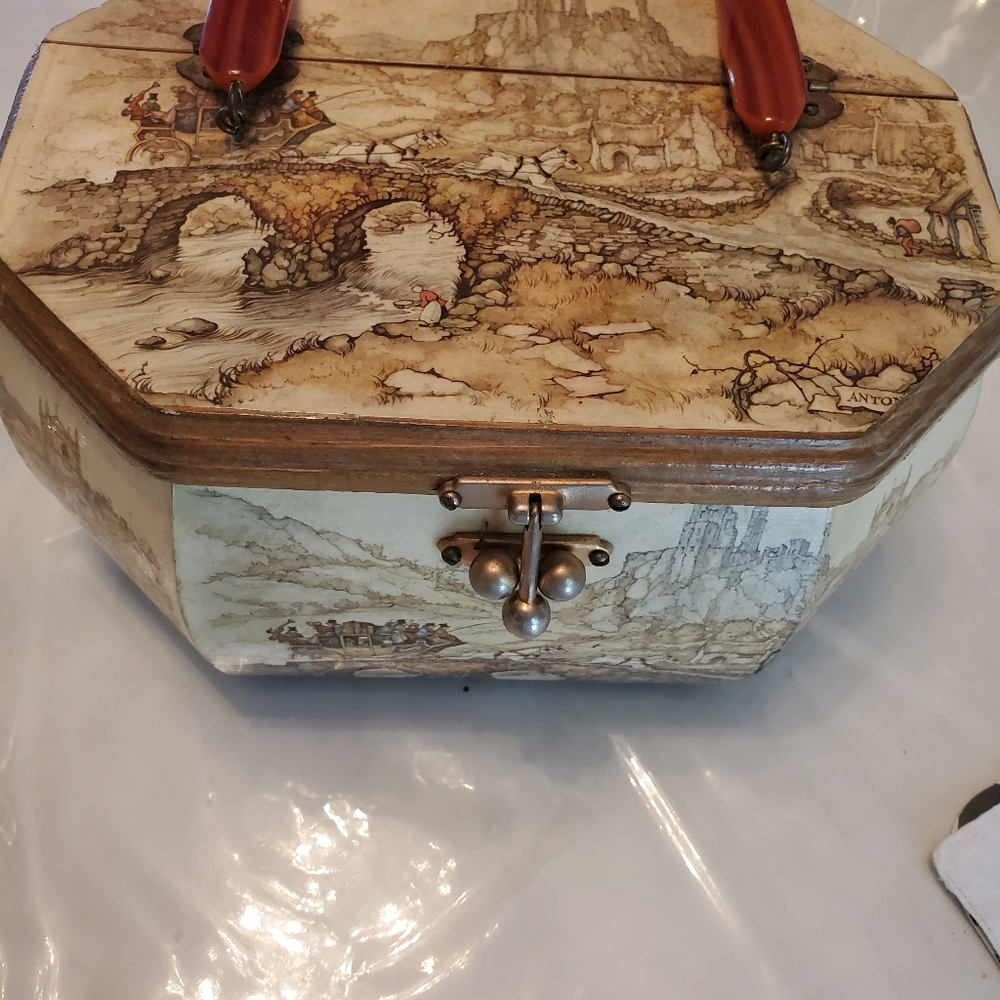 WOODEN NOVELTY BOX PURSE ,EARLY SETTLERS